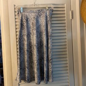 Gianni Bini silk style, satin like skirt, navy blue/white lizard print